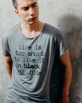 T-shirt cinzenta  “Life is too short”